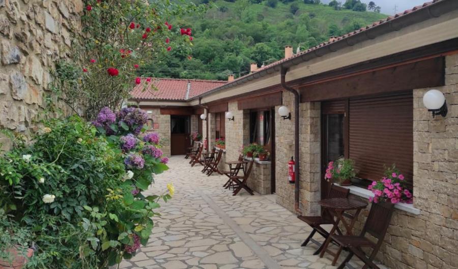 Hotel Arenas De Cabrales- Apartamentos المظهر الخارجي الصورة