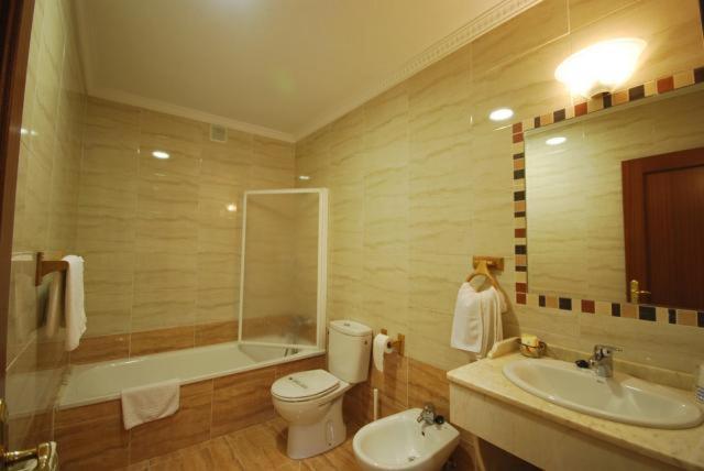 Hotel Arenas De Cabrales- Apartamentos المظهر الخارجي الصورة