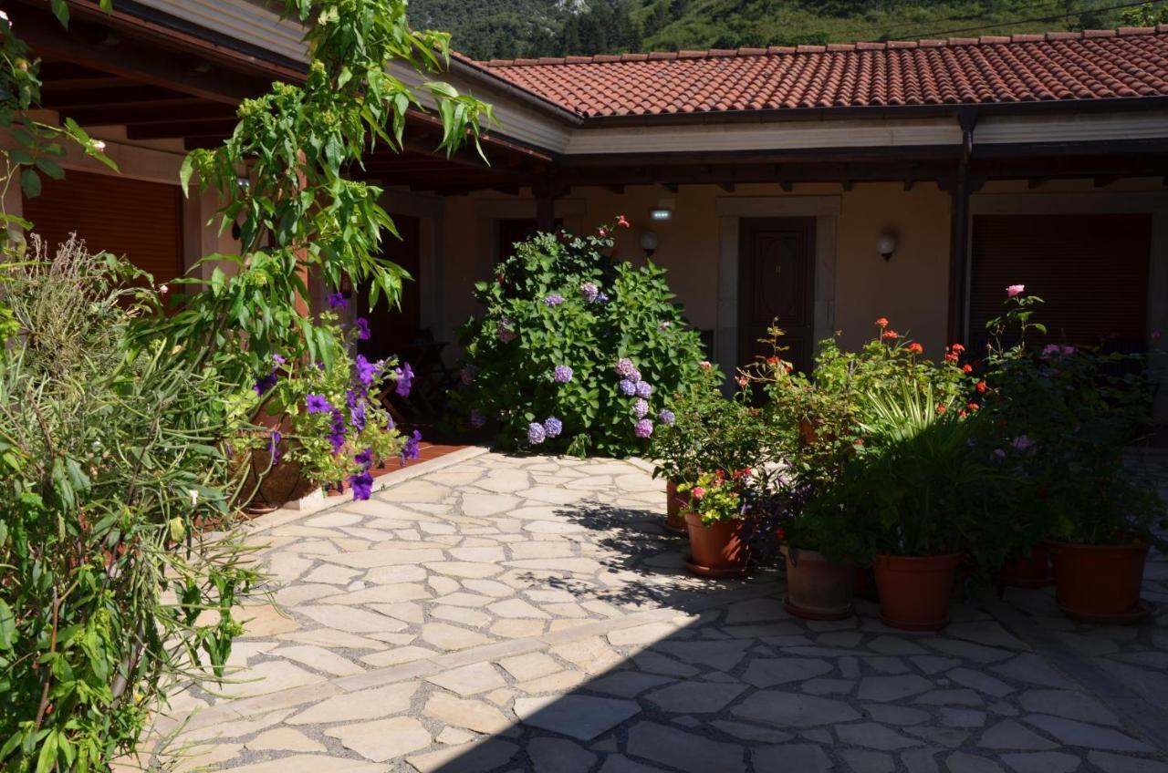 Hotel Arenas De Cabrales- Apartamentos المظهر الخارجي الصورة
